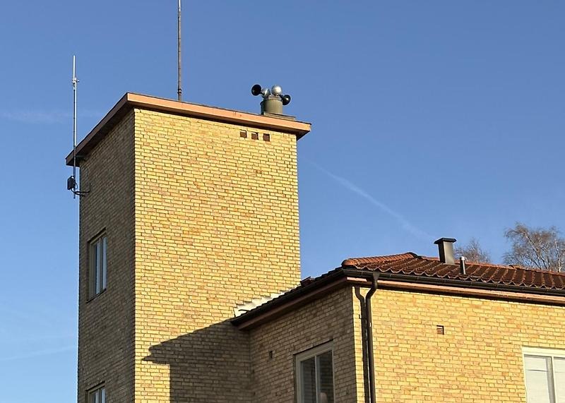 På taket på brandstationen i Vinslöv sitter en av de nya VMA-tutorna.