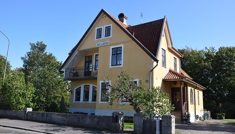 Husen på Djupadal är stora och individuellt utformade och speglar byggnadstraditionerna som rådde i början av seklet. Foto: Ingela Karlsson-Bomén