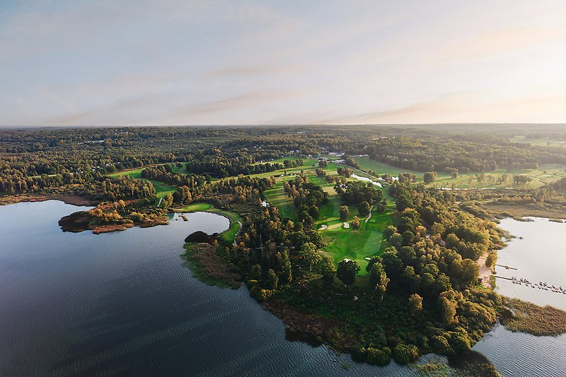 Flygbild över Skyrupsgolfklubb. 
