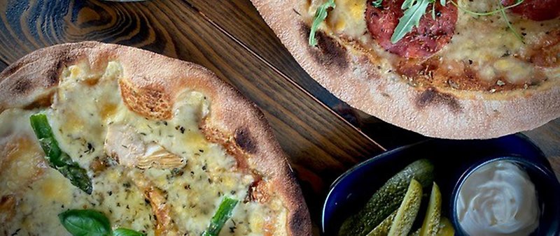 Lyxig stenugnsbakad pizza med kantdip och tillbehör