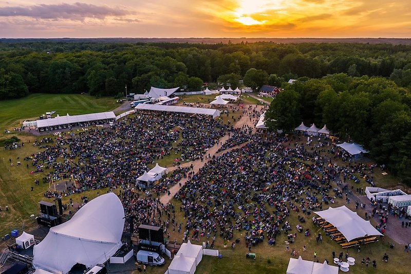 En drönarbild över publikhavet på Torsjö Live