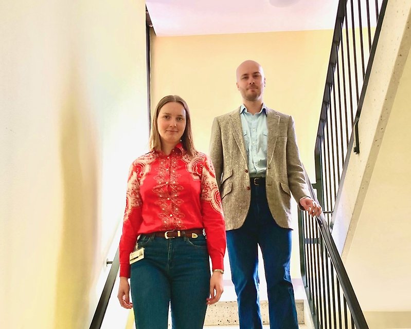 Miljöinspektörerna Hanna Eriksson och Daniel Hall i ett trapphus.