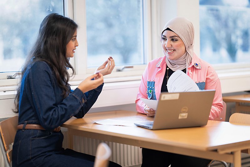 elever som sitter och arbetar i ett klassrum