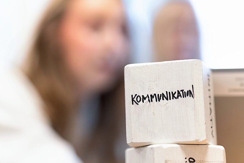 en elev som sitter och arbetar i klassrummet