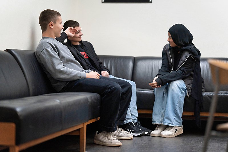 några elevers om sitter i en soffa och pratar