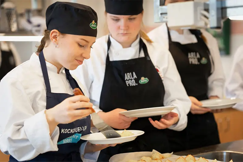 elev som serverar mat
