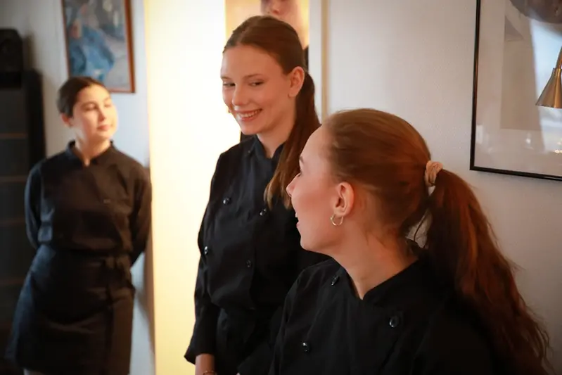 elev som tittar på varandra och skrattar