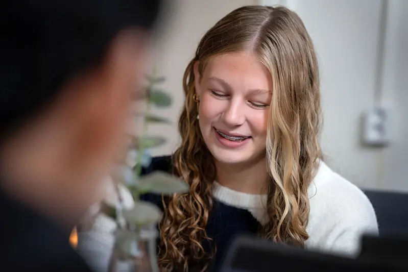 en elev som sitter och arbetar