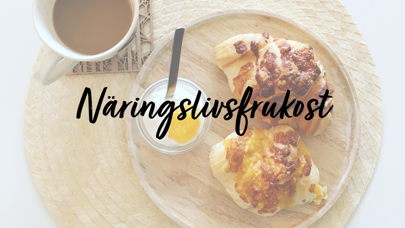 Bild på en kaffekopp och en croissant. På bilden finns ett textfält med texten Näringslivsfrukost.