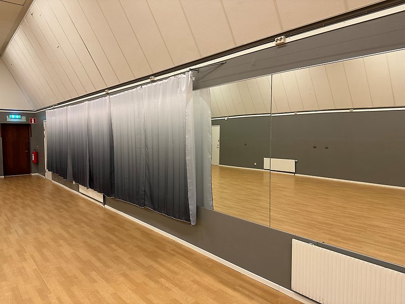 Spegelvägg i allaktivitetslokalen