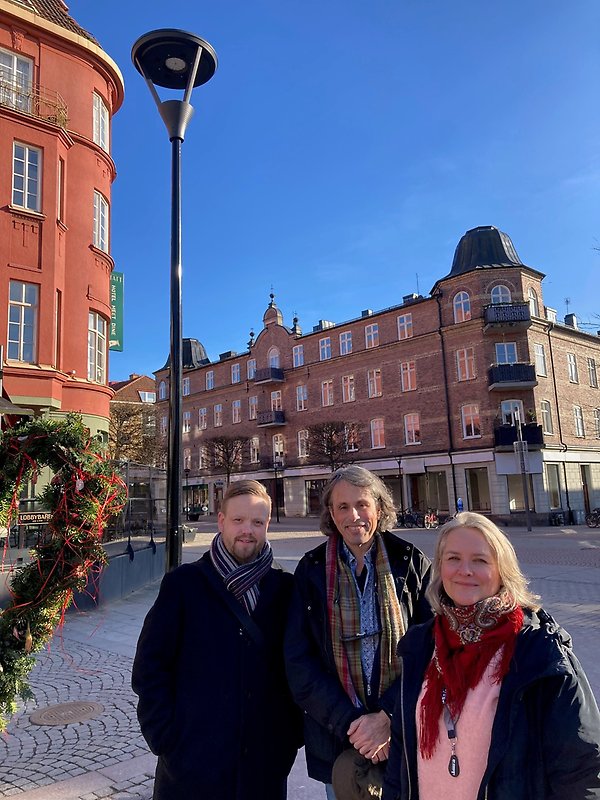 Johan Jönsson, Maria Andersson Barrdahl och Paul Dettwiler vid en av de nya belysningsstolparna på Stortorget.