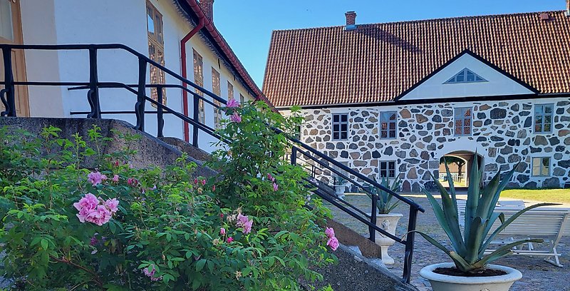 En trappa och ett stenhus i vackert väder