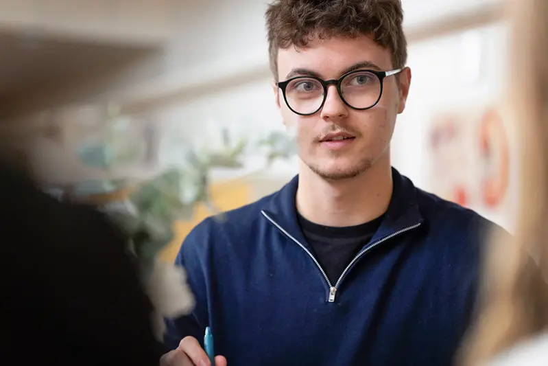 en elev som tittar i kameran