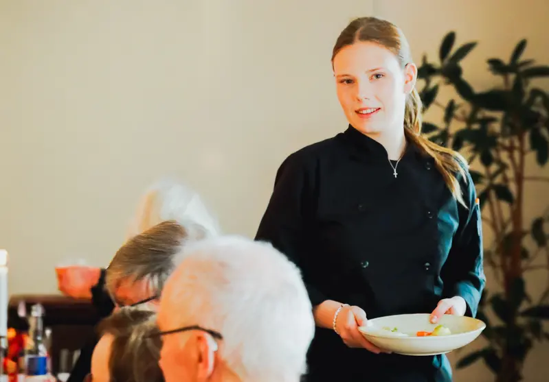 elev som serverar