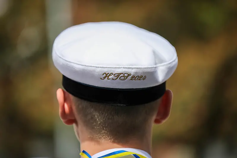 En elev som tar studenten och har en studentmössa på sig