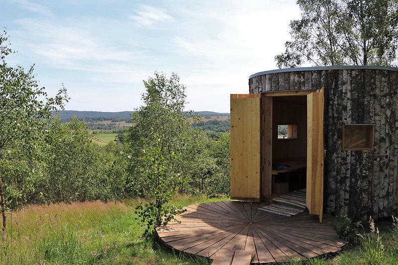 Bild på det arkitektritade vindskyddet Birka på Lägerplats mellan Skymning och gryning 