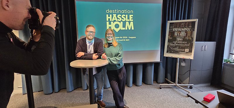 Bild på Johan Jönsson, verksamhetsledare och platsutvecklare och Hanna Nilsson, evenemangs-och besöksutvecklare för Destination Hässleholm