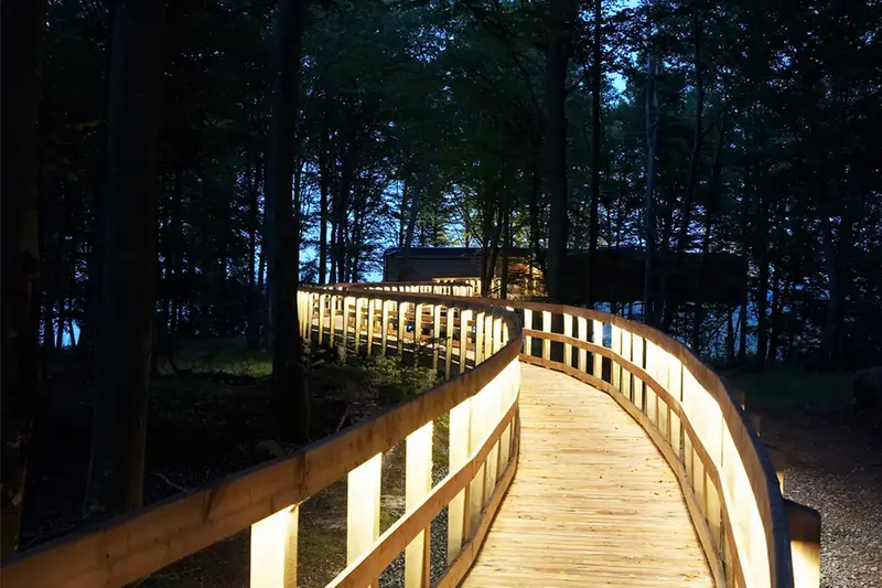 Ljussatt ramp till Treehouse Hovdala.
