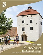 Framsidan  Hässleholmskartan 2026/2027. Två kvinnor med cyklar står framför porttornet på Hovdala slott. 